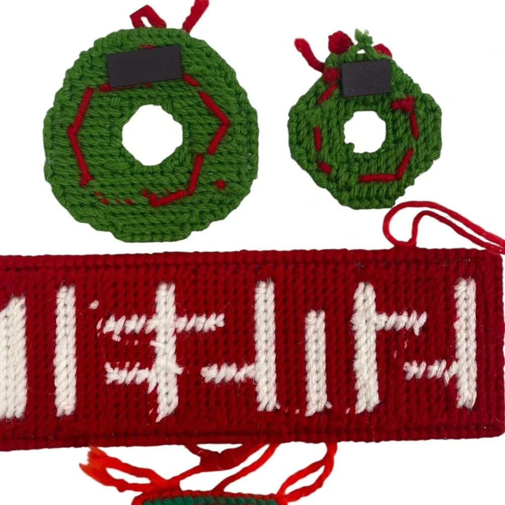 Vintage Christmas‎ Ornaments / Magnets Needlepoint Handmade Wreath Santa A14Q